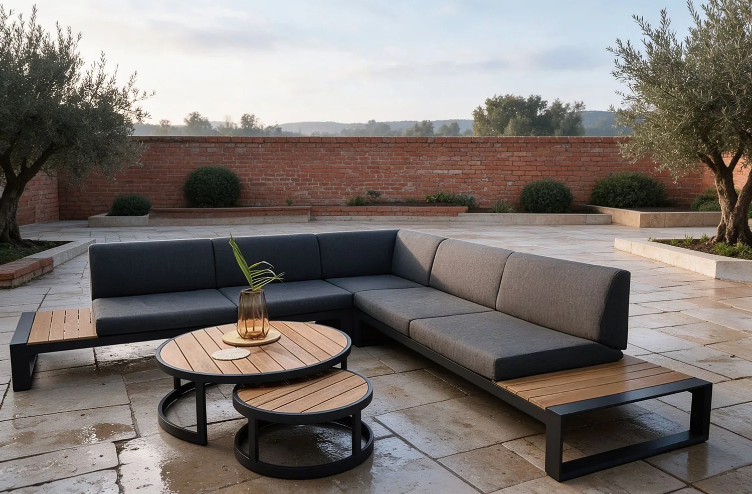 Conjunto de sofá modular en L — Large Courtyard with Terracotta Brick Walls