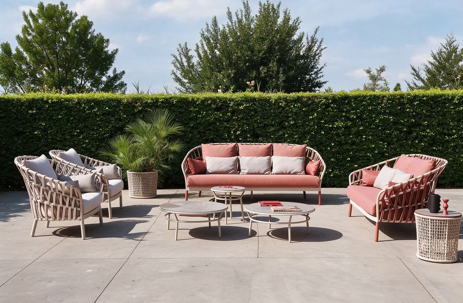 Conjunto de sofá modular de gran formato — Modern Courtyard with Hedge Walls