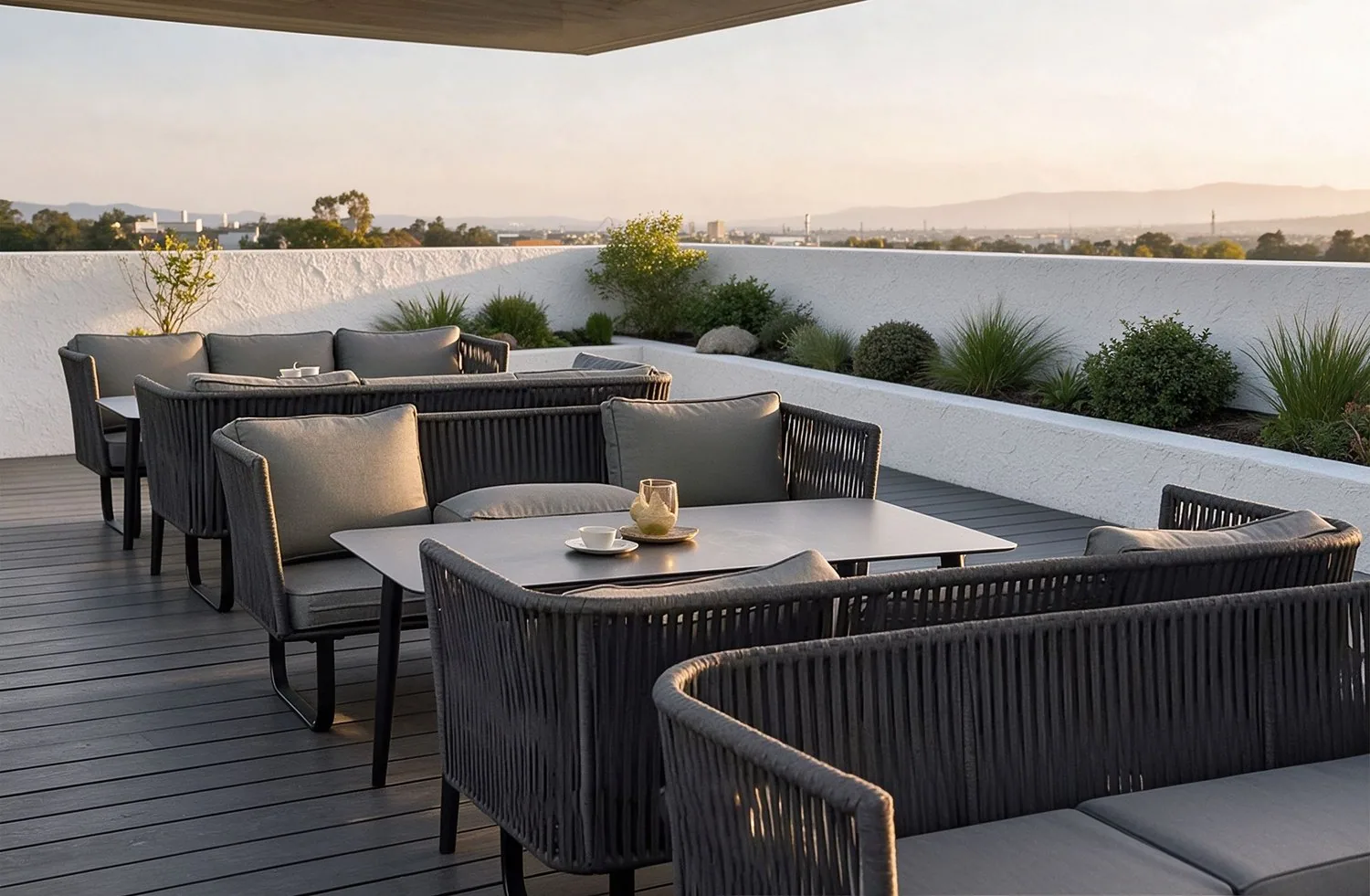 Conjunto de mesa larga — Rooftop Garden at Sunset