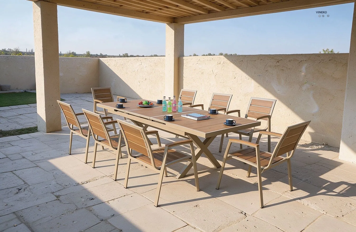 Conjunto de mesa larga — Covered Portico at Noon