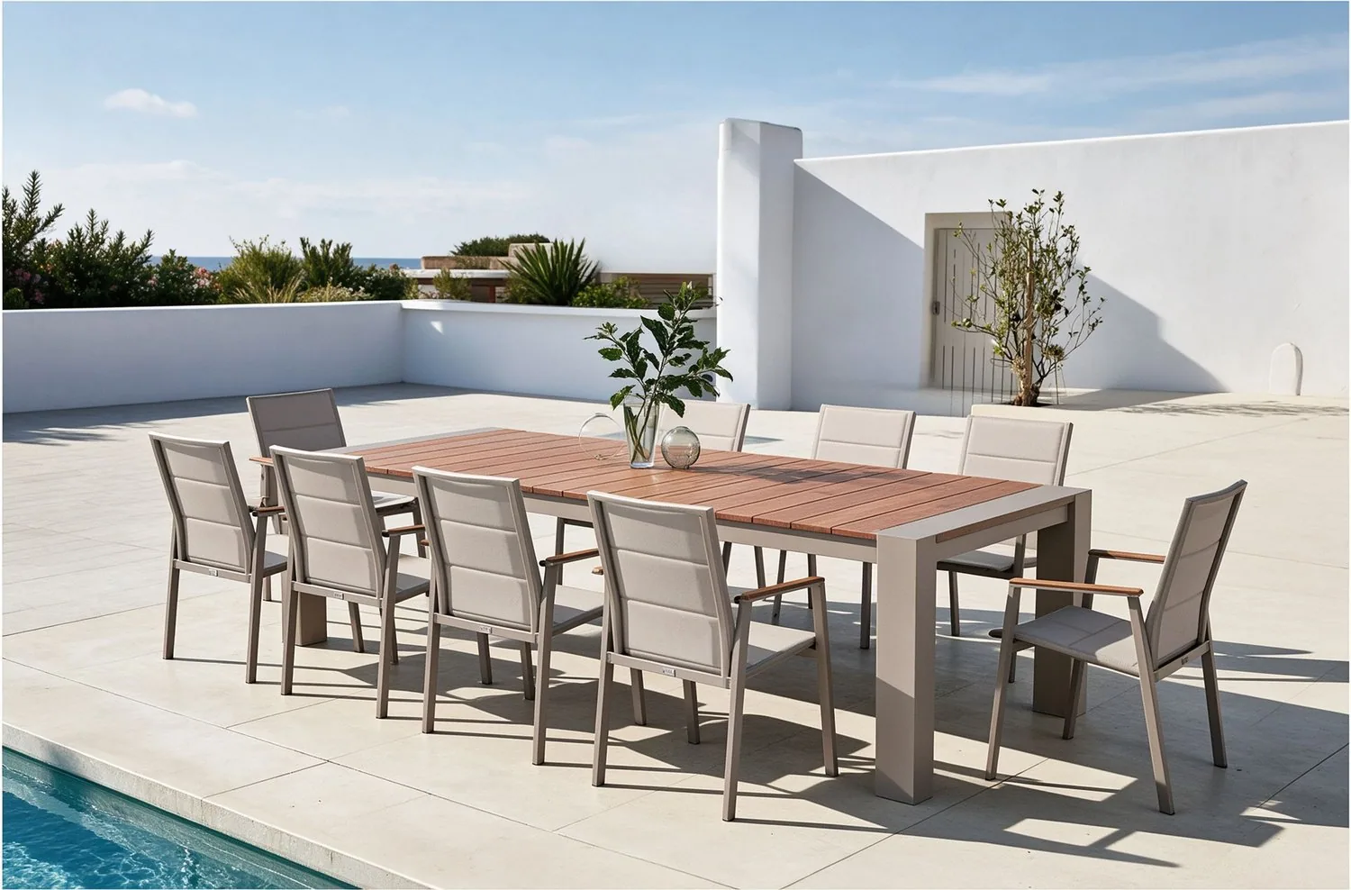 Conjunto de mesa larga — Pool Deck by a White Building