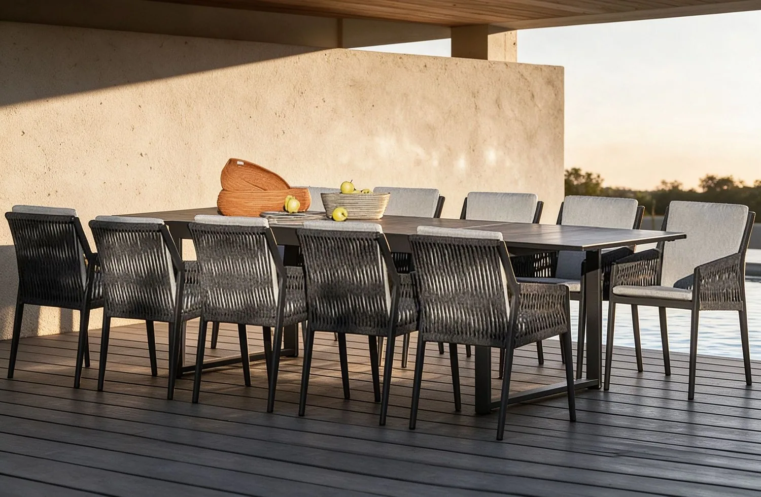 Conjunto de mesa larga — Semi-Open Pool Gallery at Sunset